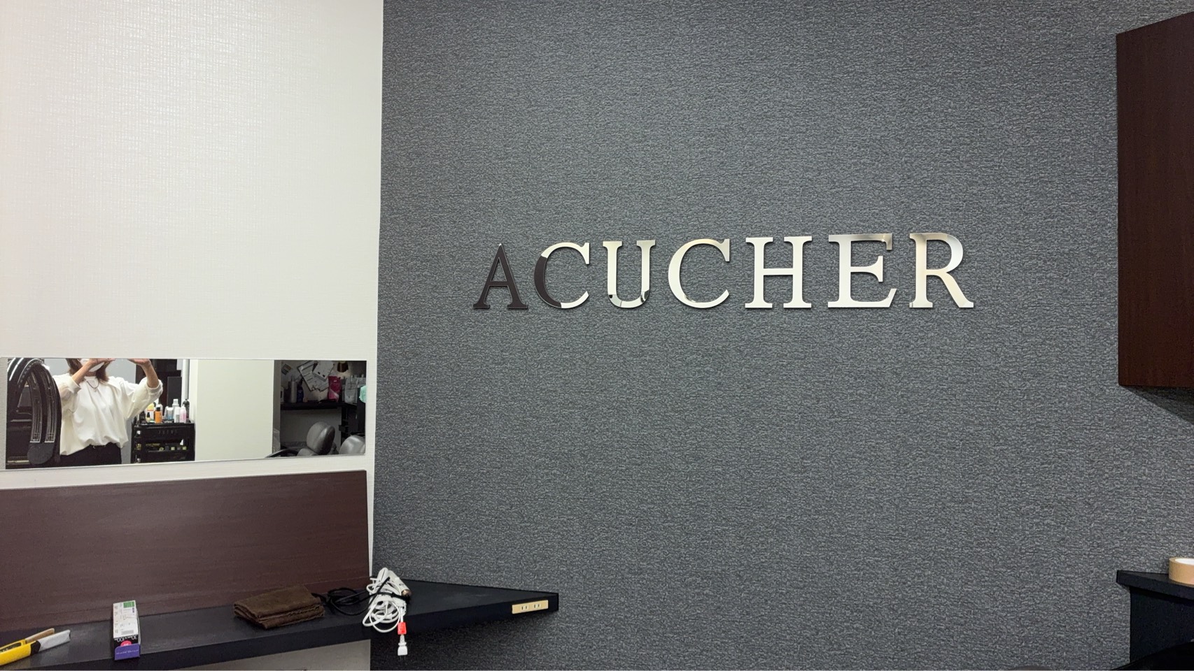 店内に掲げられたACUCHERのサイン